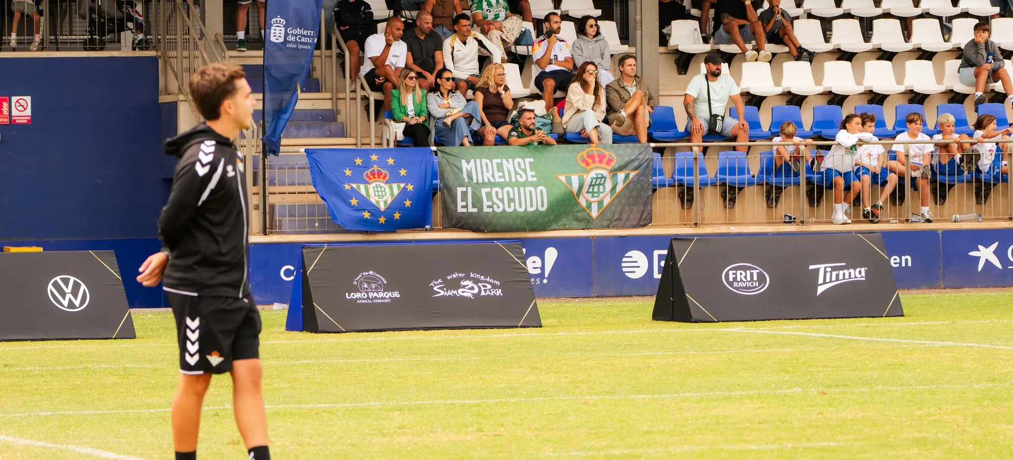 Soportes de patrocinadores a pie de campo durante un partido de la Royal Elite Cup 2026
