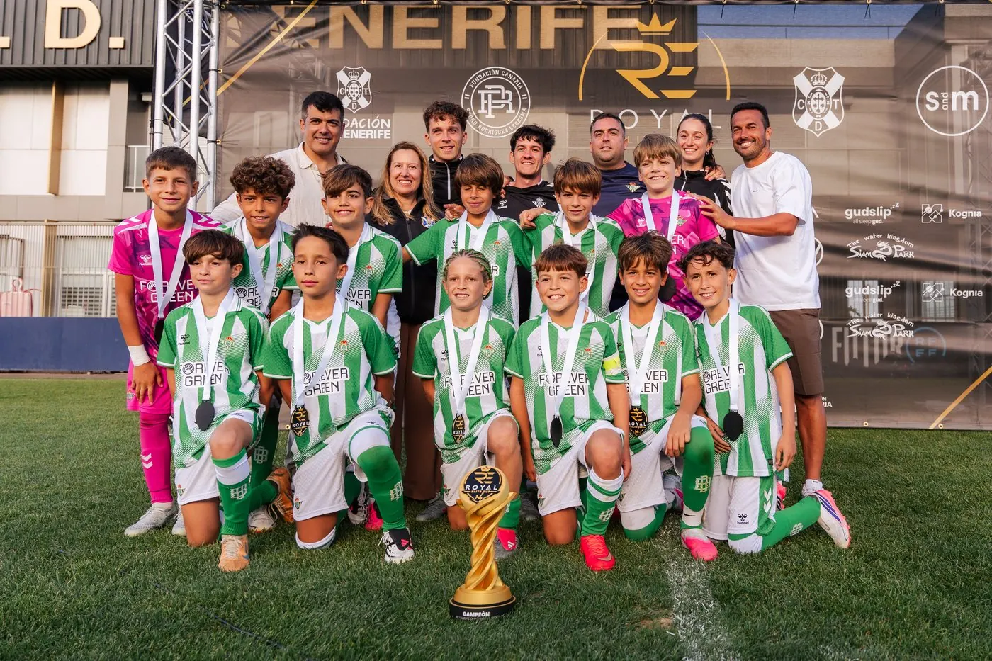 Real Betis con el trofeo de la Copa Oro