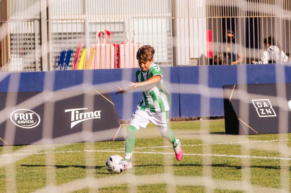 Soportes junto a la línea de juego, dentro de cada partido y cada retransmisión.